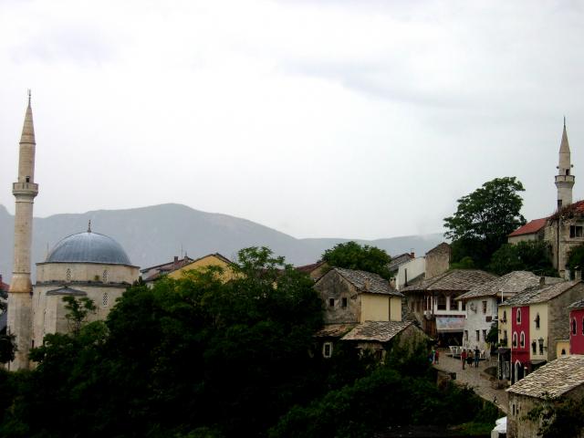 image Vista general de la ciudad vieja y minaretes, Mostar, Bosnia-Herzegovina