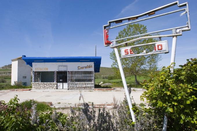 image Antigua señal de gasolinera en la carretera a Peñafiel, Valladolid