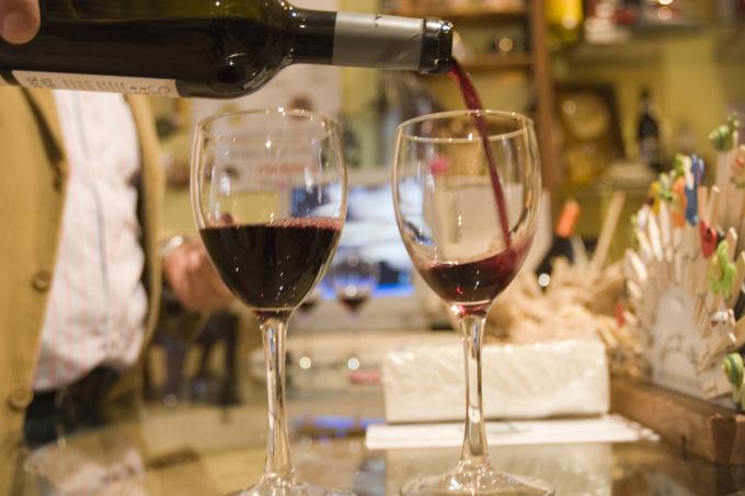 image Sirviendo vino, Peñafiel, Valladolid