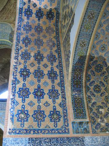 image Detalle de decoración en arcada de Masjed-e Kabud o Mezquita Azul, Tabriz, Irán