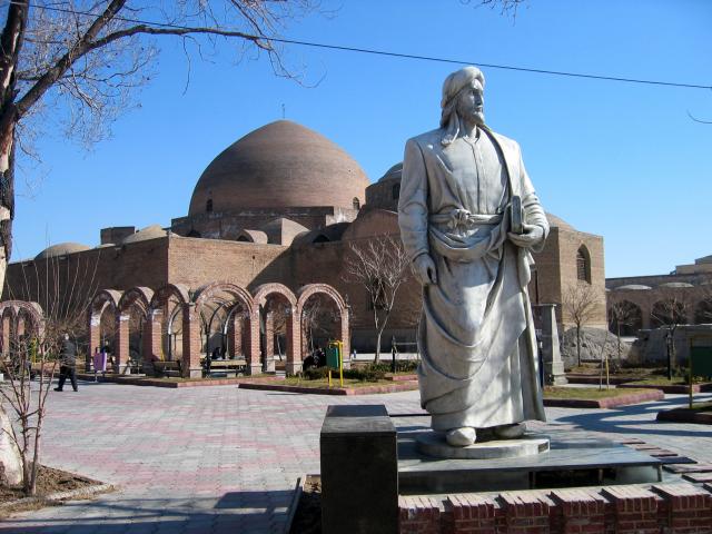 image Estatua del poeta persa Khaqani con Masjed-e Kabud o Mezquita Azul al fondo, Tabriz, Irán