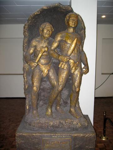 image Escultura "El hombre y la ignorancia" de Ahad Hosseini, Museo de Azerbaiyán Este, Tabriz, Irán