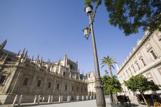 image Archivo de Indias y catedral de Sevilla