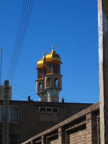 image Minaretes gemelos junto al mausoleo de Sheikh Safi od-Din, Ardabil, Irán
