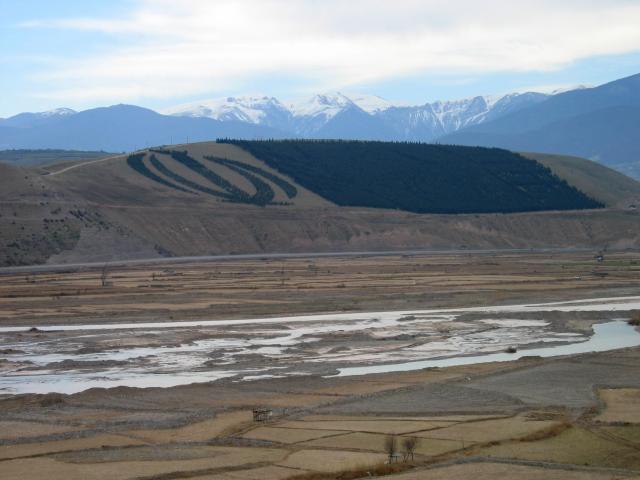 image Bandera en ladera de colina camino de Qazvin, Irán