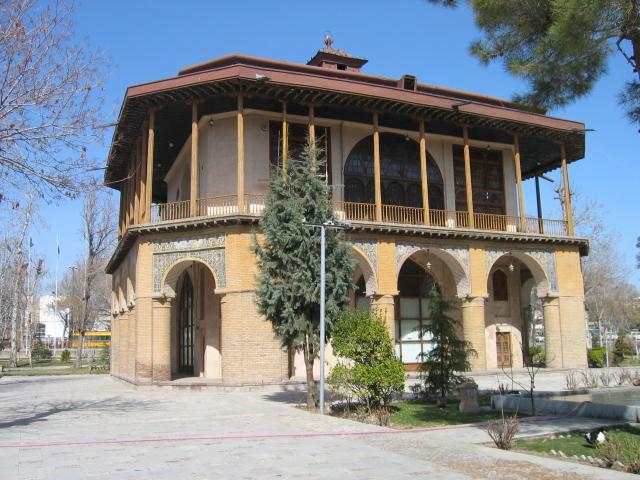 image El Palacio de las Cuarenta Columnas, Qazvin, Irán