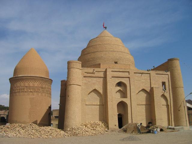 image Imamzadeh Ja´far y la torre Cheheldoghtaran, Damgan, Irán