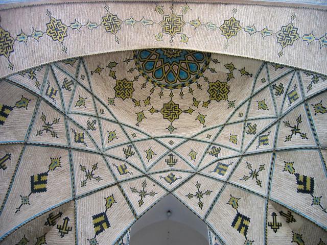 image Decoración del techo de un Iwan de la mezquita de Jomeini, Semnan, Irán