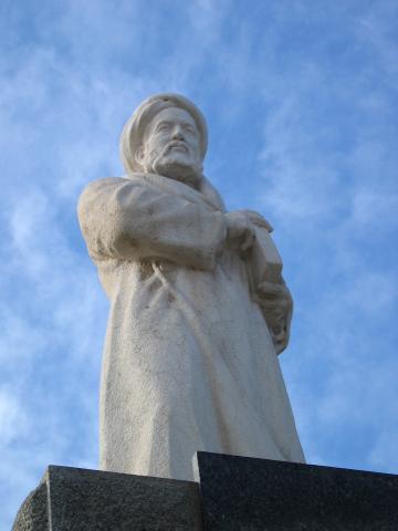 image Estatua del sabio Avicena, Hamedán, Irán