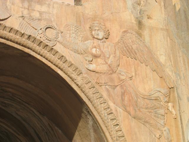 image Relieve de figura alada en el arco principal de Taq-e Bostan, Kermanshah, Irán