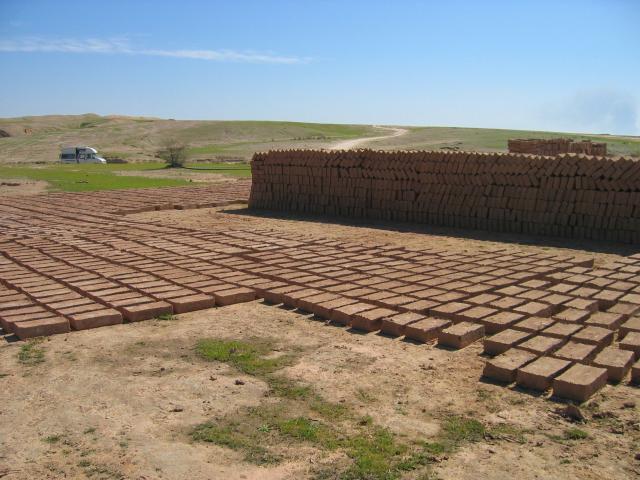 image Ladrillos puestos a secar para la restauración del Zigurat de Chogha Zambil, Irán