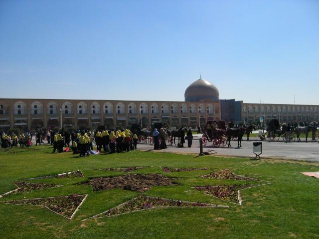 image Excursión de un colegio femenino en la Plaza del Imam, Isfahán, Irán