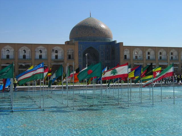 image Estanque con banderas en la Plaza del Imam, Isfahán, Irán