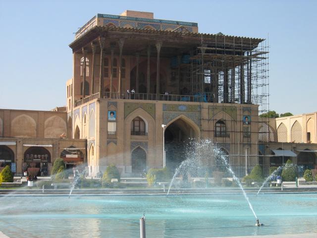 image Fachada principal del Palacio Ali Qapu, Isfahán, Irán