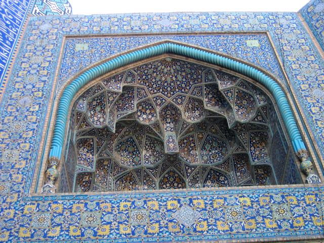 image Detalle de azulejos policromados en la fachada principal de la mezquita del Imam, Isfahán, Irán