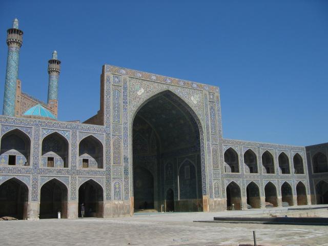 image Gran patio interior de la entrada principal de la mezquita del Imam, Isfahán, Irán