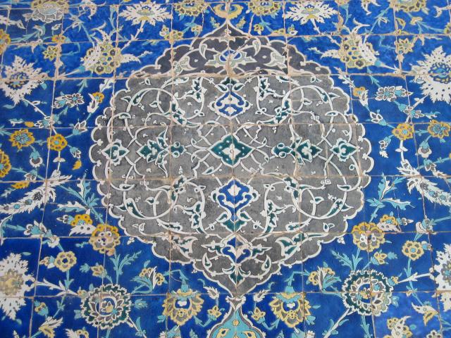 image Detalle de decoración floral en azulejos pintados, Mezquita del Imam, Isfahán, Irán