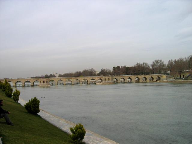 image Puente sobre el río Zayandeh, Isfahán, Irán