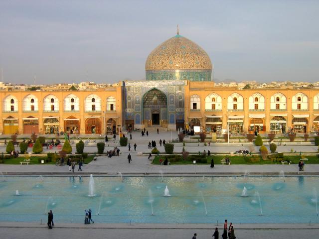 image Vista general de la mezquita de Sheikh Lotfollah desde el palacio Ali Qapu, Isfahán, Irán