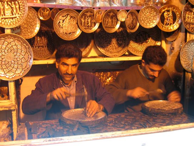 image Orfebres en el bazar de Isfahán, Irán