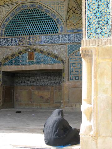 image Mujer en la mezquita del viernes o Masjed-e Jame, Isfahán, Irán