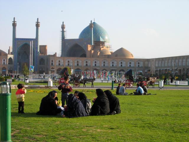 image Mujeres en la plaza del Imam, Isfahán, Irán