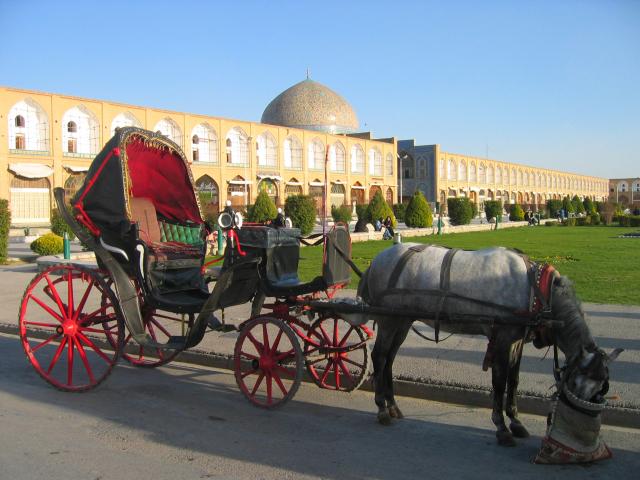 image Coche de caballos en la plaza del Imam, Isfahán, Irán