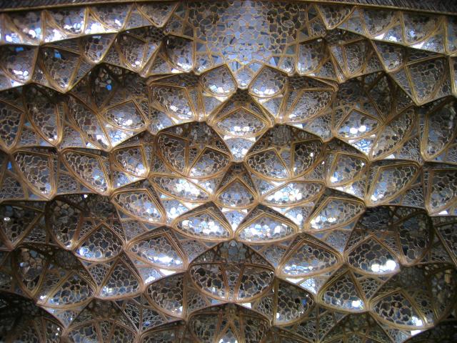 image Techo decorado con espejos, interior del palacio Chehel Sutun, Isfahán, Irán