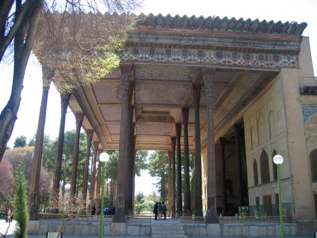 image Patio cubierto columnado, palacio Chehel Sutun, Isfahán, Irán