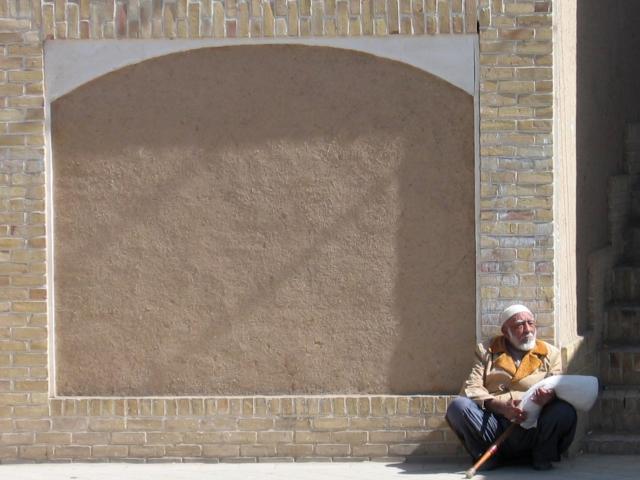 image Anciano descansando, Kashán, Irán