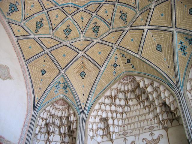 image Detalle de las arcadas de la mezquita Agha Bozorg, Kashán, Irán