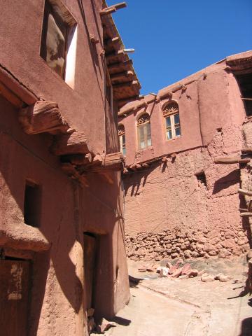 image Arquitectura de barro y madera en Abyaneh, Isfahán, Irán