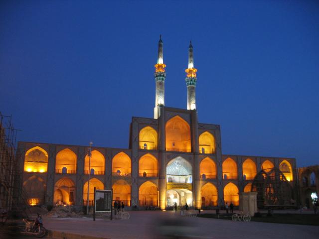 image Vista al atardecer del complejo de Amir Chakhmaq, Yazd, Irán