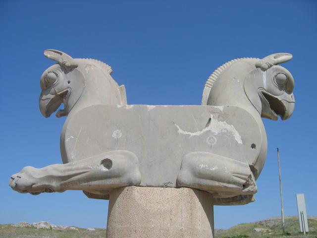 image Capitel de cabezas de grifo, Persépolis, Irán