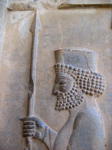 image Relieve de soldado en la tumba de Artajerjes II, Persépolis, Irán
