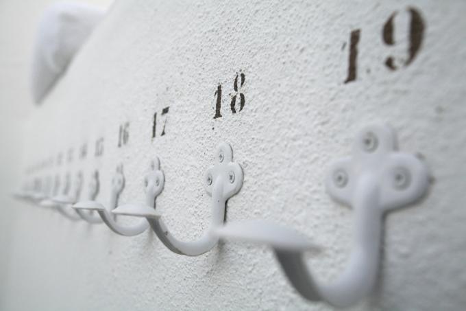 image Colgadores junto a una piscina