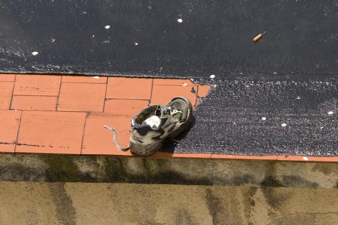 image Zapatilla vieja sobre el tejado