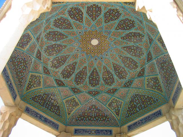 image Interior de la cúpula del Mausoleo de Hafez, Shiraz, Irán