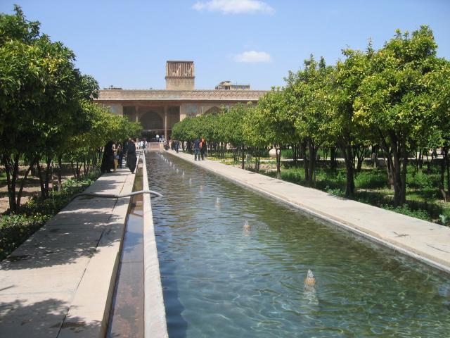 image Estanque en el interior de la Fortaleza Arg-e Karim Khan, Shiraz, Irán