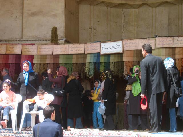 image Venta de tintes para lana en la Fortaleza Arg-e Karim Khan, Shiraz, Irán
