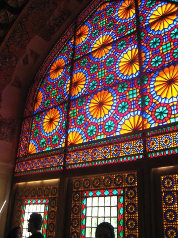 image Decoración con cristales tintados en la Fortaleza de Arg-e Karim Khan, Shiraz, Irán