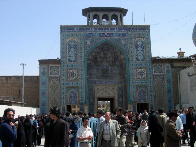 image Entrada principal a la mezquita Boghe-ye Shah-e Cheragh, Shiraz, Irán