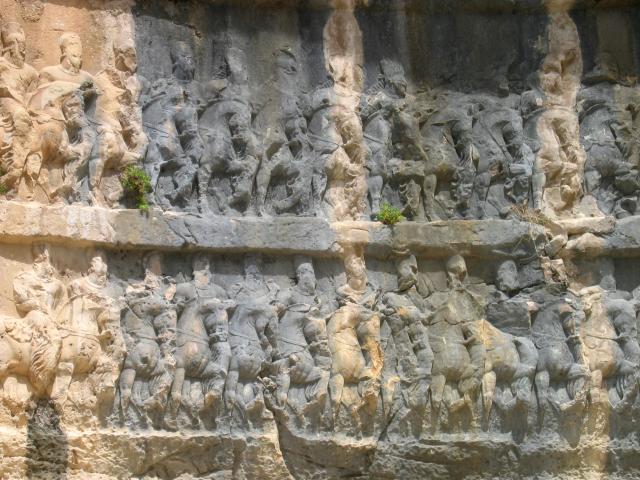 image Detalle de caballeros en relieve sasánida, Bishapur, Irán