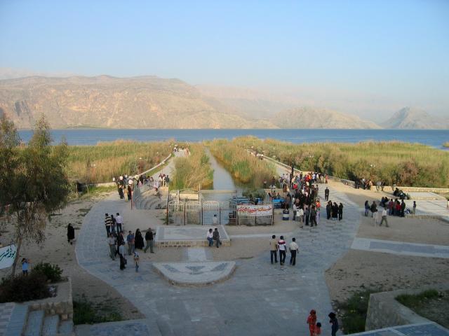 image Instalaciones de acceso al lago Perishane, provincia de Fars, Irán