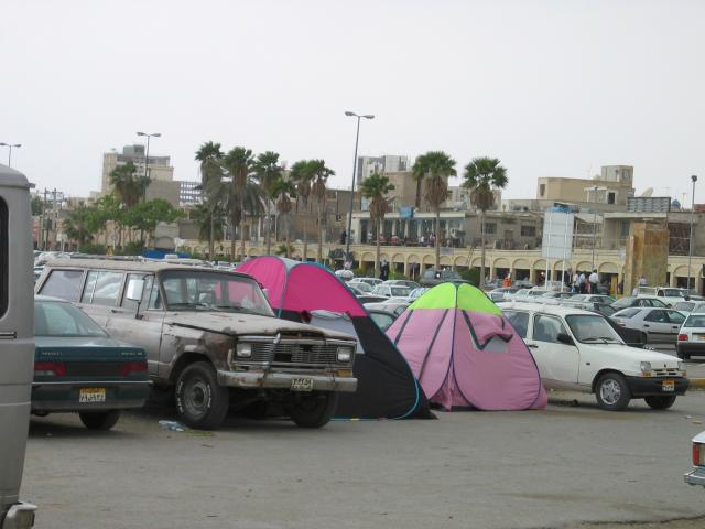 image Acampando en un aparcamiento de Bandar-e Abbas, estrecho de Ormuz, Golfo Pérsico, Irán
