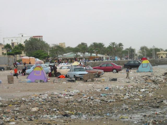 image Basura y tiendas de campaña en una playa de Bandar-e Abbas, estrecho de Ormuz, Golfo Pérsico, Irán