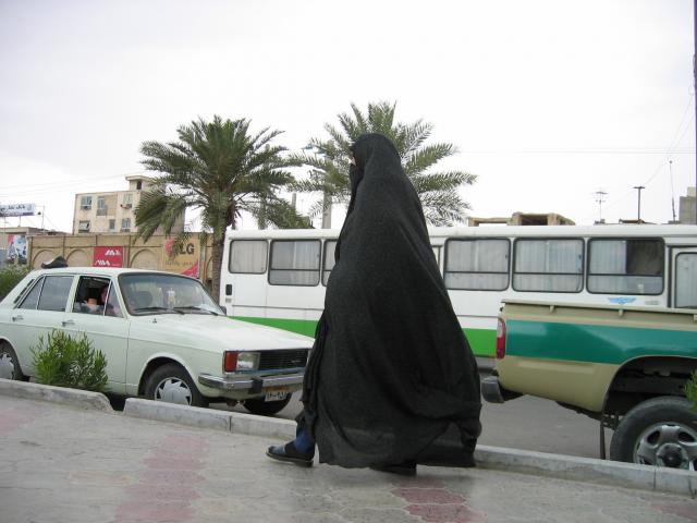 image Mujer con chador en Bandar-e Abbas, estrecho de Hormuz, Golfo Pérsico, Irán