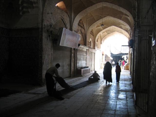 image Comienzo de la actividad en el bazar de Kermán, Irán