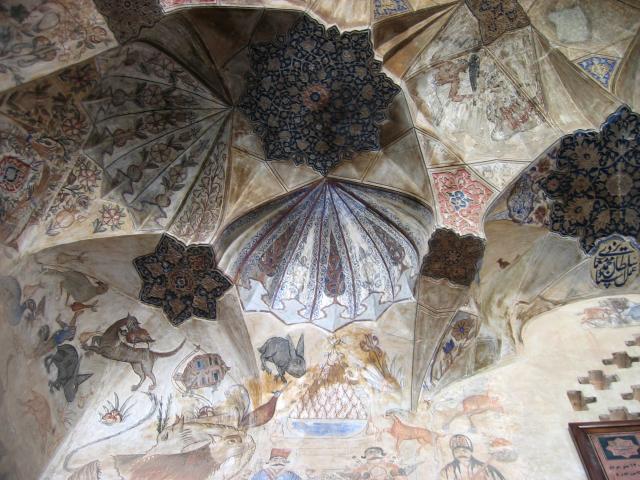 image Detalle de frescos en la entrada a un hamam en el bazar, Kermán, Irán