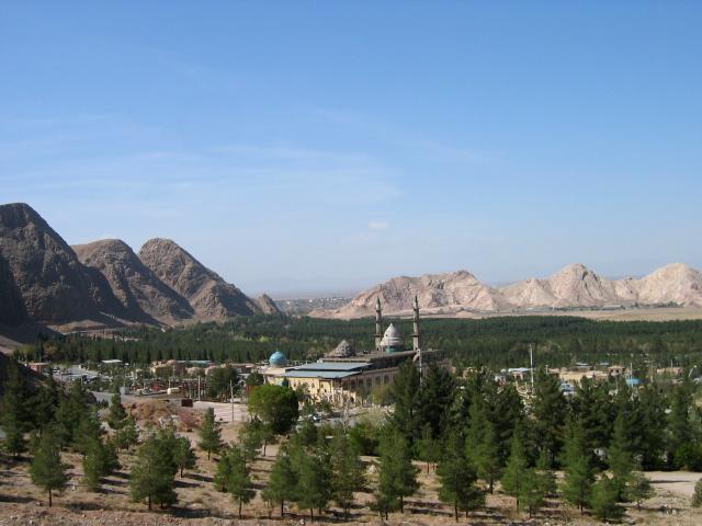 image Vista general del complejo de mezquitas a las afueras de Kermán, Irán